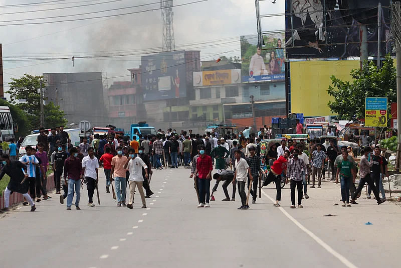 Quota protesters blocked the Dhaka-Barishal highway in Nathullabad area of Barishal town on 17 July 2024